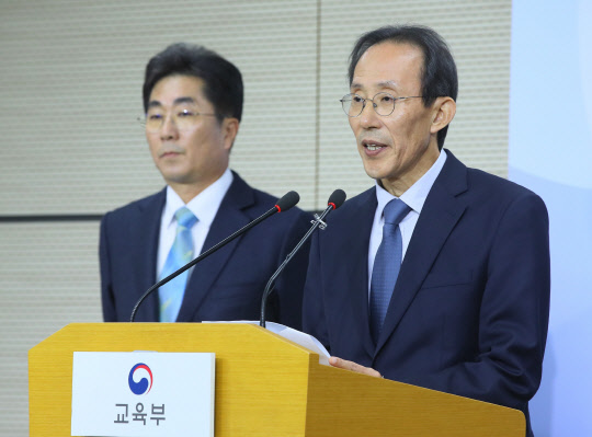 2020학년도 대입수학능력시험일인 14일 세종시 정부세종청사 교육부에서 심봉섭 출제위원장이 출제방향에 관해 설명하며 "수능 기본 취지에 맞게 출제했다"고 말하고 있다. 왼쪽은 성기선 한국교육과정평가원장. <연합뉴스>